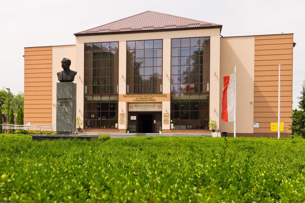 Pokoje Goscinne W Centrum Kultury Wsi Polskiej Wierzchoslawice Extérieur photo